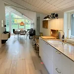 Sleek With Space For Play Vakantiehuis *
