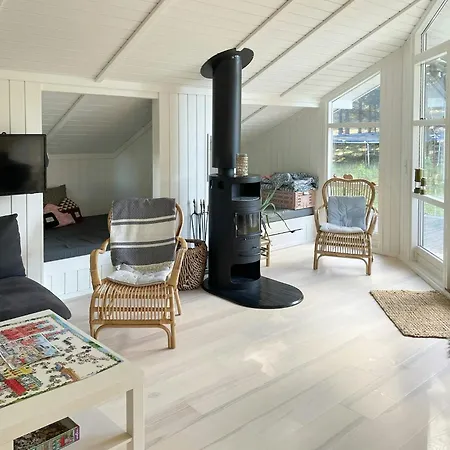 Dom wakacyjny Sleek With Space For Play Asnæs